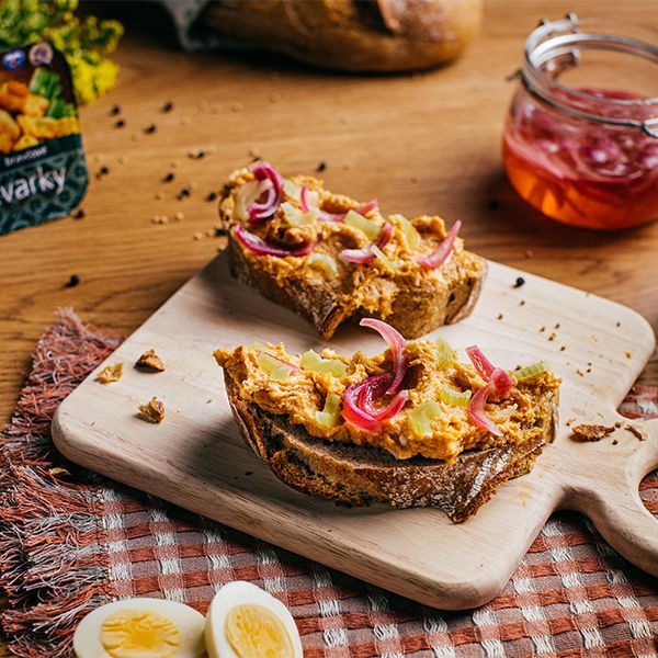 Oškvarková nátierka s domácou nakladanou zeleninou a chlebom