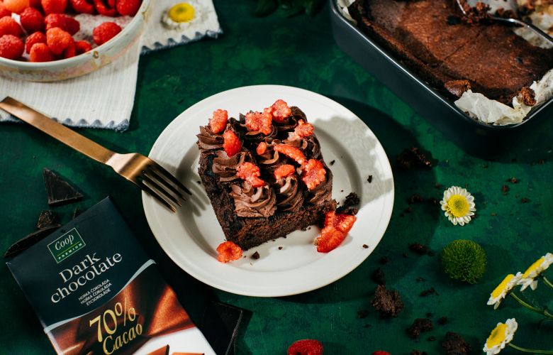Recept → Jemná čokoládová tortička s čokoládovou ganache a sušenými malinami